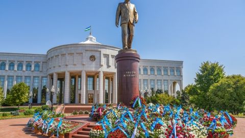 Islom Karimov xotirasiga bag‘ishlab bunyod etilgan haykal poyi gullarga burkandi