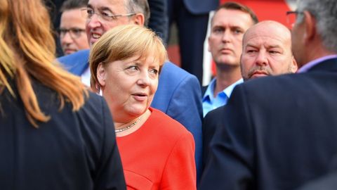 Germaniyadagi saylovoldi mitingida kansler Angela Merkelga pomidor uloqtirildi