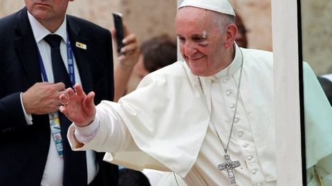 Колумбияга ташриф давомида Рим папасининг қоши ёрилди