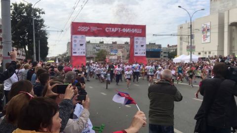 Биринчи марта робот одамлар қаторида югуриш марафонида қатнашди (видео)