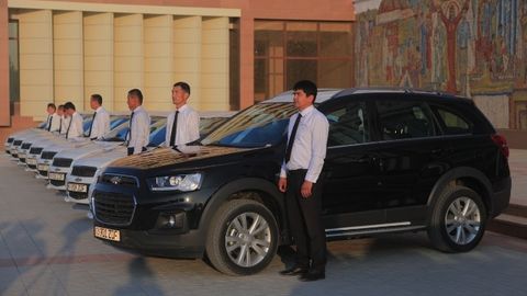 Қорақалпоғистонда МИБ ходимларига 17 та автомобиль топширилди