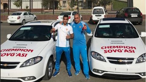 Jahon chempioni bo‘lgan Shahram G‘iyosov va uning murabbiyiga Gentra avtomashinasi berildi