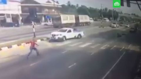 Таиландлик «Ўргимчак одам» мотоциклчини ғилдираклар остида қолиб ўлишдан сақлаб қолди (видео)