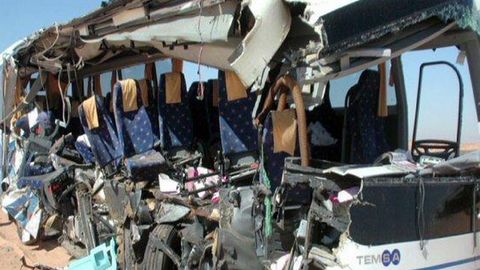 Эронда ичида мактаб ўқувчилари бўлган автобус ағдарилиб кетди, 12 киши ҳалок бўлди