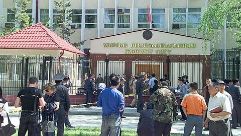 Qirg‘iziston Oliy sudi Ahmadbek Keldibekov va Is’hoq Masaliyevni prezidentlik saylovlarida ishtirok etishga qo‘ymadi