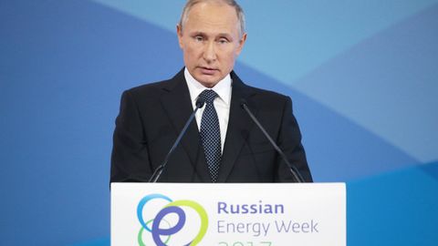 Putin elektromobillarga qarshi emasligini aytdi, ammo qazilma yoqilg‘ilarni yoqlab chiqdi