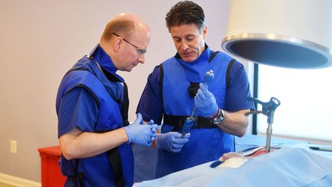 Reuters журналистлари АҚШ қора бозори ҳақидаги мақола учун одамнинг иккита боши ва умуртқа суягини сотиб олди