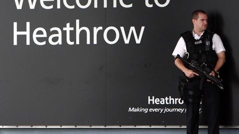Британиялик ишсиз эркак кўчадан Хитроу аэропортида хавфсизликни таъминлашга оид маълумотлар жамланган флешкани топиб олди