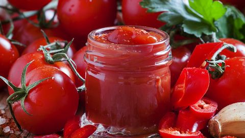 Qish uchun bankaga ketchup yopamiz