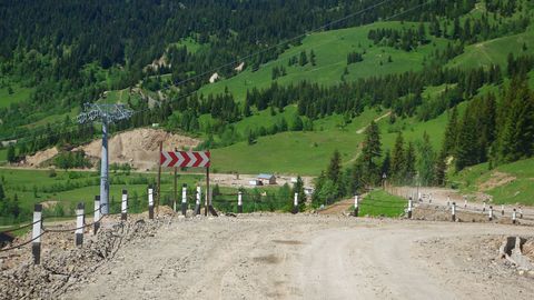 Gruziyada olti nafar o‘quvchi harakatlanayotgan mikroavtobusdan tushib qoldi