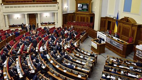 Украина парламентида Донбасс ҳақидаги қонунлар муҳокамаси муштлашувга айланди (видео)