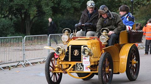 Лондон расмийлари кўп миқдорда тутун чиқарувчи машиналарга шаҳар марказида ҳаракатланиши учун тўлов жорий қилди