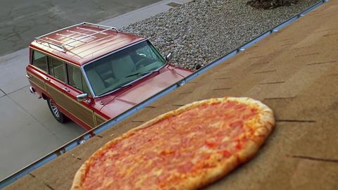 Breaking Bad filmi suratga olingan uyning atrofida devor quriladi. Film muxlislari uning tomiga pitssa otmoqda