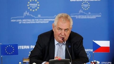 Chexiya prezidenti Qrim haqidagi taklifi uchun uzr so‘rashdan bosh tortdi