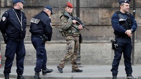Франция президенти мамлакатда фавқулодда вазият тартибини бекор қилди