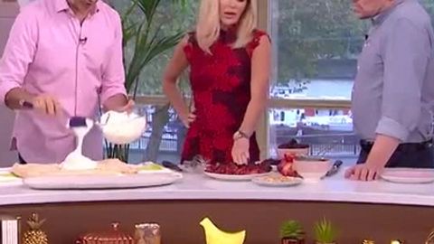 Ерга тушган қаймоқни олиб еган британиялик телебошловчи танқид остида қолди (видео)