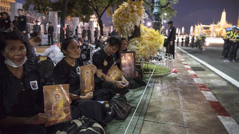 Qirol Rama IX ning krematsiya qilinishini kutayotgan minglab aholi Bangkok markaziga to‘plandi
