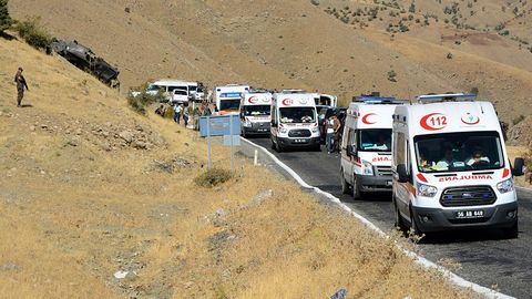 Turkiyada sayyohlar avtobusi yo‘ldan chiqib ketdi va ag‘darildi