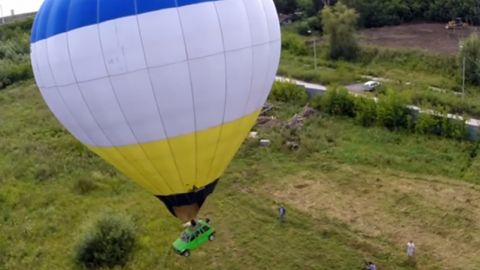 Rossiyalik erkak mashinasini havo sharida osmonga ko‘tardi (video)