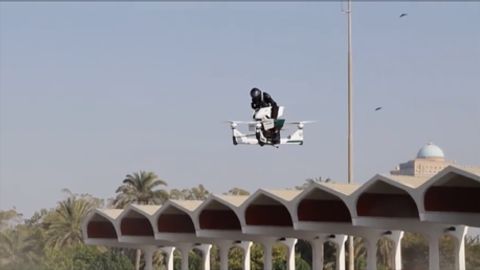 Dubay politsiyasi Rossiyada ishlab chiqarilgan uchar mototsiklini sinovdan o‘tkazmoqda (video)