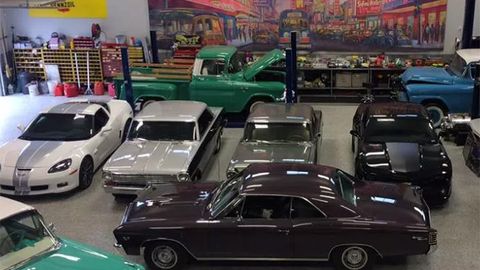 Канадада ёнғин қиймати 1,8 млн доллар бўлган автомобиллар коллекциясининг кулини кўкка совурди