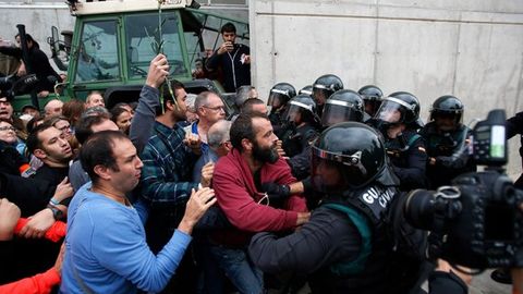 Pichoq bilan qurollangan erkak Kataloniyada ovoz berayotganlarga hujum qildi