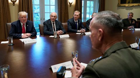 Трамп ҳарбийлар билан бўлиб ўтган йиғиндан сўнг, «бўрондан олдинги сокинлик ҳақида» эълон қилди