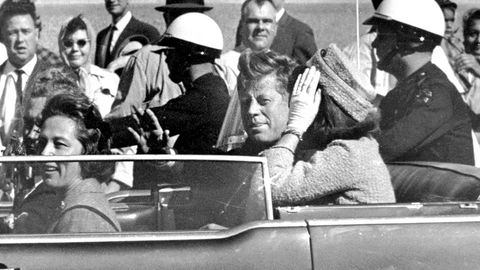 Tramp Kennedining o‘limiga oid ba’zi hujjatlarni yashirishga harakat qilganlikda ayblanmoqda