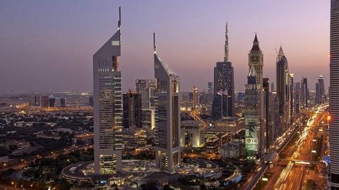 Дубайлик аёл саратонга чалинган 4 яшар ўғли билан 6-қаватдан сакради