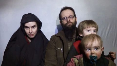 Afg‘onistonda 5 yil asirlikda saqlangan amerikalik ayol, uning turmush o‘rtog‘i va 3 nafar bolasi ozod qilindi