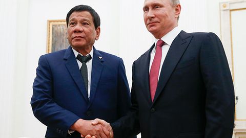 Дутерте Россия томонидан совға қилинган Калашников автоматлари ҳақида маълум қилди