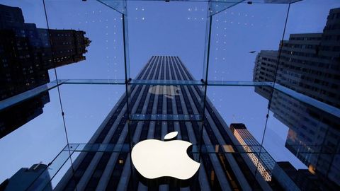 Bloomberg: Apple сўкинишларсиз, шафқатсизлик ва яланғоч инсонларсиз шоу суратга олади
