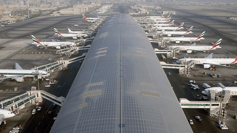 Dubay aeroportida yo‘lovchi politsiyachilarga hujum qildi