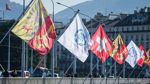Санкт-Петербургдаги ассамблеяда КХДР делегацияси аъзолари Жанубий Корея вакилига жилмайиб қаради