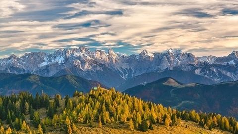 Tirbandlikda qolib ketgan samolyot uchuvchisi yo‘lovchilarni Alp tog‘lari bo‘ylab ekskursiyaga olib chiqdi