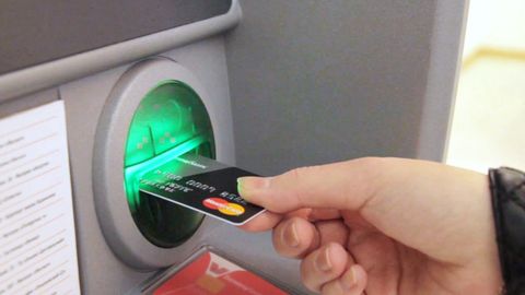 Plastik karta bankomatda tiqilib qolsa nima qilish kerak?