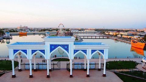 Шавкат Мирзиёев Хоразм вилояти мусиқали драма театрини бориб кўрди