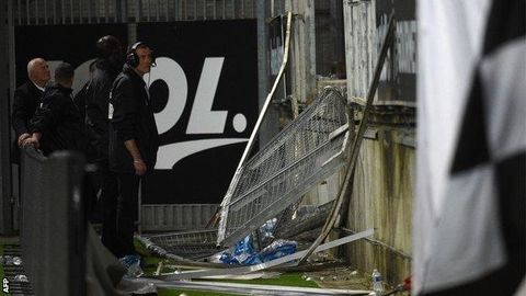 Fransiyadagi futbol uchrashuvi vaqtida 100 nafar muxlis tribunadan quladi. 29 kishi jarohatlandi (video)