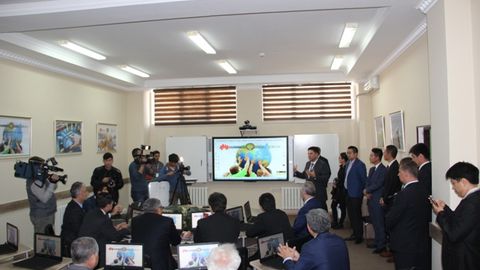 Huawei Toshkent shahridagi International House litseyiga Smart Class taqdim etdi