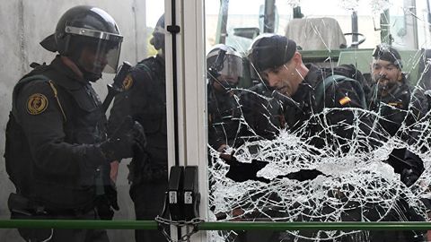 Испания полицияси Каталония раҳбари овоз бериши керак бўлган сайлов участкасига киришни ёпиб қўйди