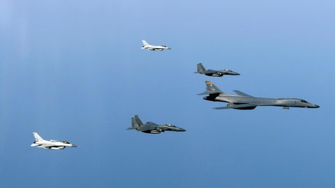 AQSh bombardimonchilari ilk bor KXDR yaqinida tungi mashg‘ulot parvozini amalga oshirdi