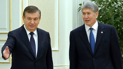 Almazbek Atamboyevni Toshkent aeroportida Shavkat Mirziyoyev rafiqasi bilan birga kutib oldi