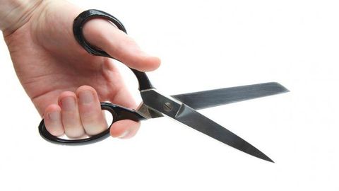 Қандай қилиб қайчини қўл остидаги воситалар ёрдамида ўткирлаш мумкин?