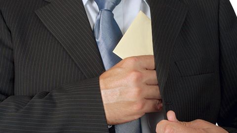 Nukusda Majburiy ijro byurosi xodimiga 50 million so‘m pora bermoqchi bo‘lgan MChJ rahbari qo‘lga olindi