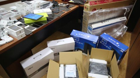 Тошкентда божхоначилар БААдан келаётган фуқаролар тюнер орасига 44 та телефон яширганини аниқлади