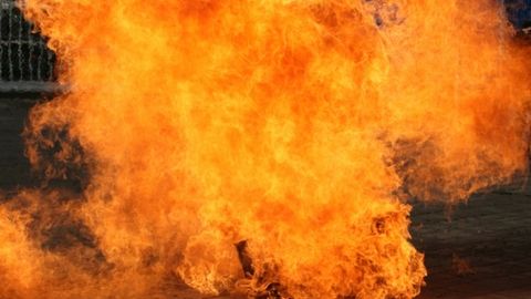 АҚШнинг Портленд шаҳрида юк машинаси портлаб кетди, унга қўшилиб 10 та машина ёнди (видео)