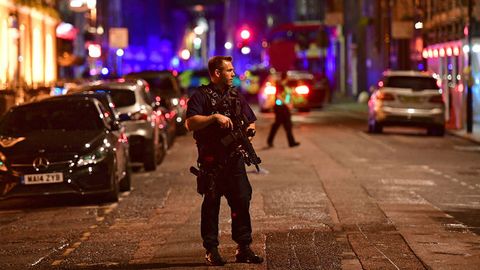 Britaniyaning Naniton shahrida politsiya garovdagilarni ozod etdi