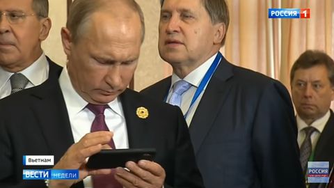 Фото: Путин бировнинг iPhone X’ини «ковлаштирмоқда»