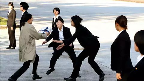 Токиода аёллар полицияси Мелания ва Иванка Трампни мухлислардан ҳимоя қилади (видео)