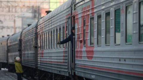 Россиялик қиз севган йигитини тўхтатиб қолиш учун поездга мина ўрнатилгани ҳақида ёлғон хабар берди